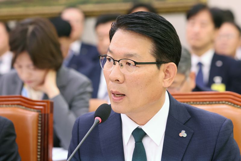 김인중 한국농어촌공사 사장이 14일 서울 여의도 국회 농림축산식품해양수산위원회에서 열린 농촌진흥청 등에 대한 국정감사에서 의원 질의에 답하고 있다.뉴스1
