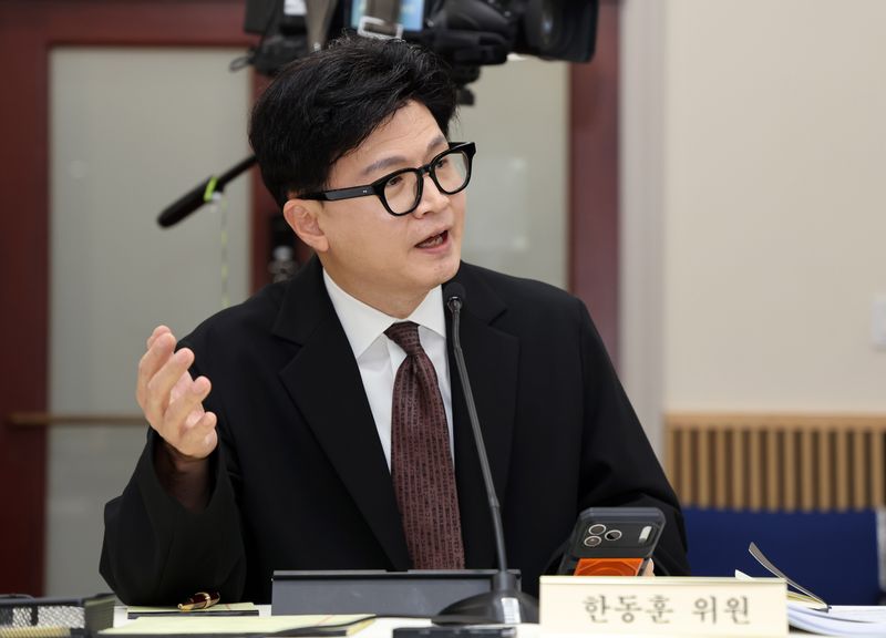 한동훈 무소속 의원이 12일(현지시간) 미국 워싱턴DC 주미한국대사관에서 열린 국회 외교통일위원회 주미한국대사관 등에 대한 국정감사에서 질의하고 있다. /사진=워싱턴 공동취재단, 뉴스1