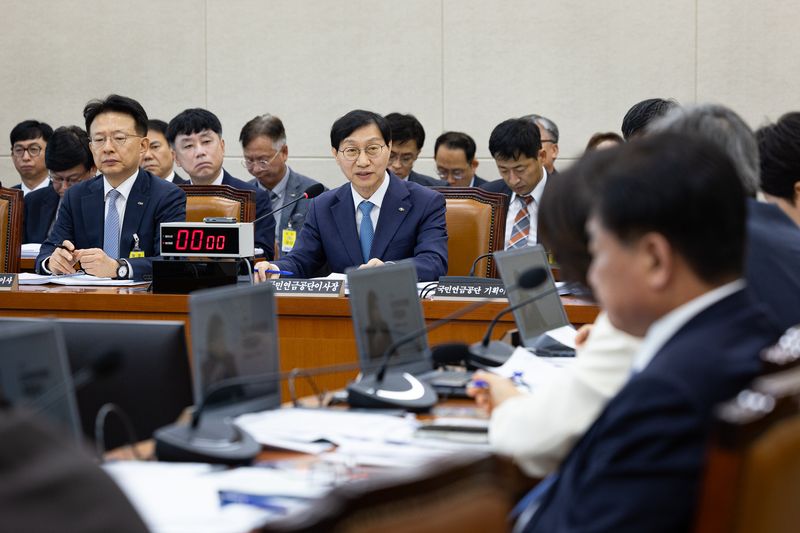 김성주 국민연금공단 이사장이 14일 서울 여의도 국회에서 열린 보건복지위원회의 국민연금공단에 대한 국정감사에 출석해 의원 질의에 답하고 있다. 뉴스1