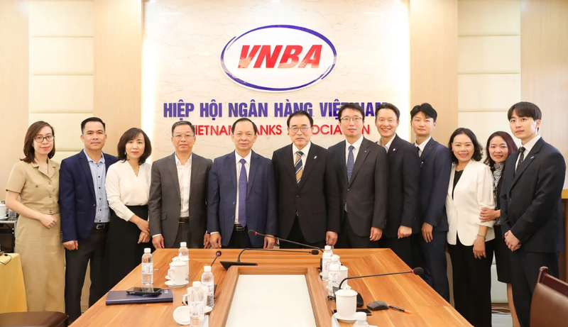 조용병 전국은행연합회 회장(왼쪽 여섯 번째)과 다오 민 뚜 베트남은행협회 부회장 겸 사무총장(왼쪽 다섯 번째) 등 관계자들이 지난 13일 하노이 소재 베트남은행협회 청사에서 기념사진을 촬영하고 있다. 베트남 은행협회 제공
