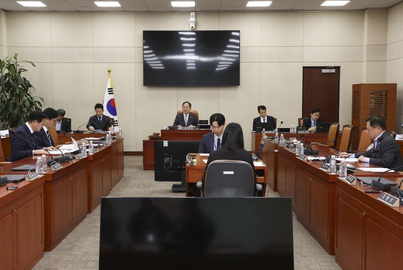 14일 오전 서울 여의도 국회에서 국방위원회 법률안심사소위원회가 열리고 있다. 이날 법안소위에서는 이재명 정부의 DMZ 북한 추정 지회 참사 축소 은폐 의혹 진상규명 및 부상 장병 예우 지원 촉구 결의안과 군사분계선(DL) 이남지역에서의 북한 지뢰 폭발사고 규탄 결의안이 통과 됐다. 뉴시스
