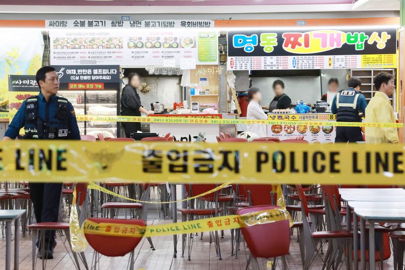13일 인천 남동구 홈플러스 푸드코트에서 흉기 난동 사건이 발생했다. 경찰과 소방당국에 따르면 A씨가 휘두른 흉기에 1명이 심정지 상태에 빠지는 등 마트 및 영화관 이용객 6~8명이 크고 작은 부상을 입은 것으로 파악됐다. ⓒ 뉴스1 이호윤 기자