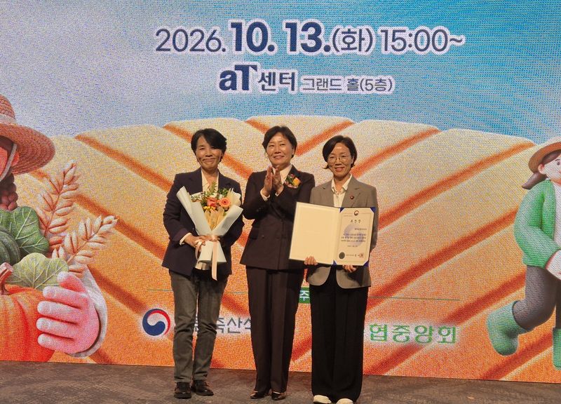 13일 서울 양재동 aT센터에서 열린 제5회 여성농업인의 날 기념식에서 송미령 농림축산식품부 장관(가운데)이 이은영 제주도 성평등여성정책관 등 제주지역 수상 관계자들과 기념촬영을 하고 있다. 제주도는 농촌 6개 마을의 운영규약을 개선하고 여성의 마을 의사결정 참여를 확대해 온 성과로 농식품부 장관 표창을 받았다. 사진=제주특별자치도
