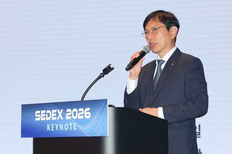 안현 SK하이닉스 사장이 14일 서울 강남구 코엑스에서 열린 제28회 반도체대전(SEDEX 2026) 키노트 스피치에서 기조연설을 하고 있다. 연합뉴스 제공