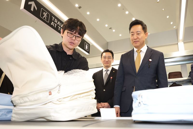 오세훈 서울시장(오른쪽 첫번째)이 14일 서울 중구 동대문디자인플라자(DDP)에서 '2026 서울디자인위크' 부스를 둘러보고 있다. 뉴시스