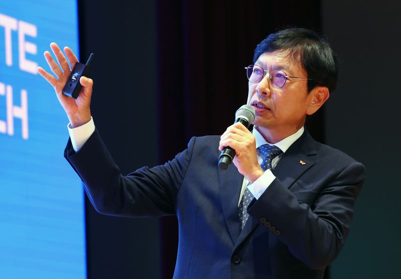 SK하이닉스 미주총괄 사장으로 선임된 안현 SK하이닉스 개발총괄 사장이 지난 14일 서울 강남구 코엑스에서 열린 제28회 반도체대전(SEDEX 2026) 키노트 스피치에서 'AI 시대, 메모리 혁신의 방향을 묻다'를 주제로 기조강연하고 있다. 사진=뉴시스화상