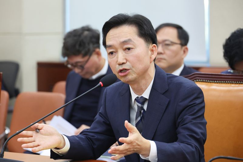 김지용 중대범죄수사청장 후보자가 14일 서울 여의도 국회에서 열린 행정안전위원회 인사청문회에서 의원 질의에 답변하고 있다. 뉴스1