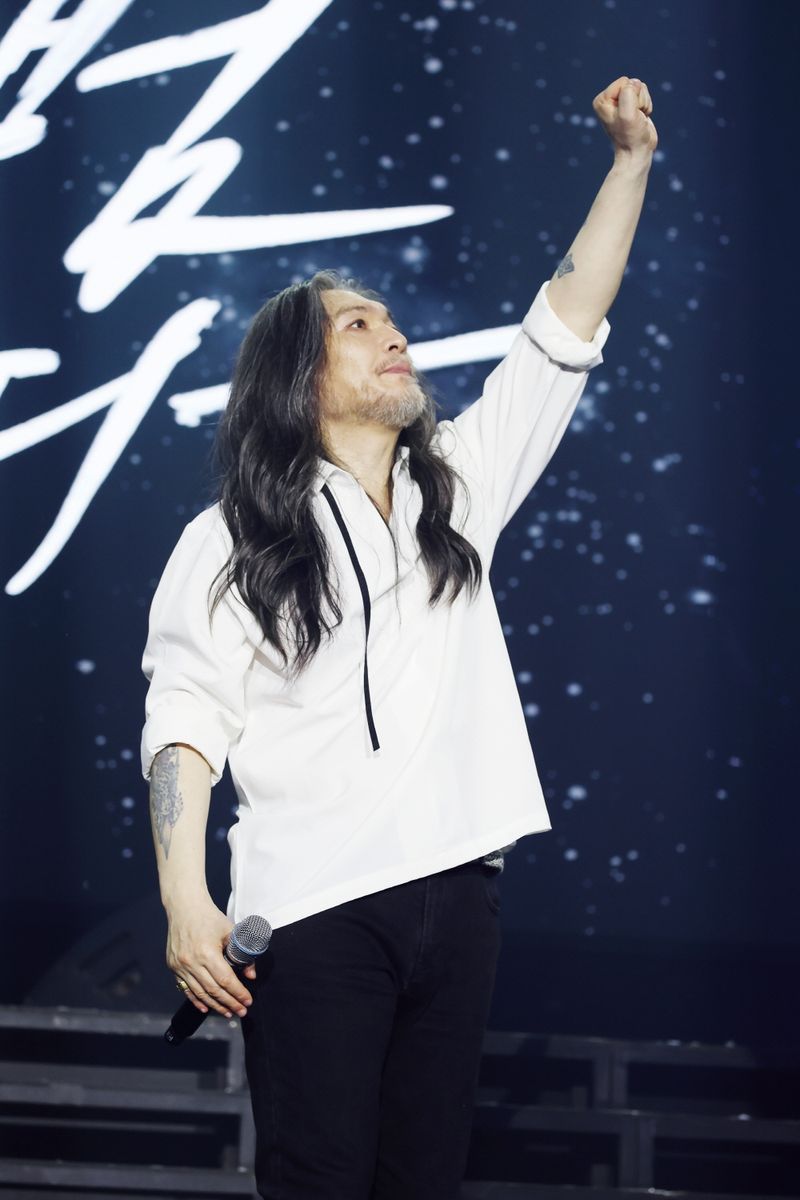 가수 임재범이 40주년 콘서트 '나는 임재범이다' 서울 앙코르 공연에서 손을 들어 올리고 있다. D.C. 임재범갤러리 제공