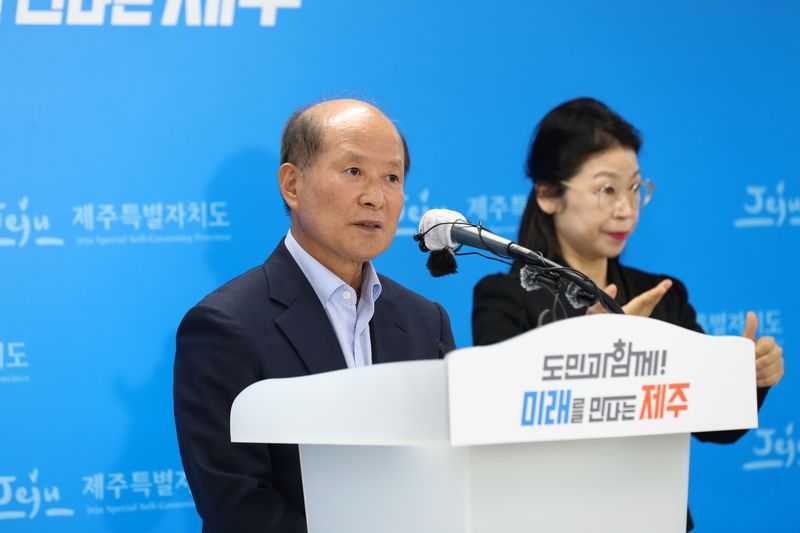 14일 제주도청에서 열린 제2공항 갈등조정협의회 출범 관련 브리핑에서 고승한 제주도 사회협약위원회 위원장이 운영계획안 심의 결과를 설명하고 있다. 지난달 보류됐던 협의회 구성안은 추가 의견수렴을 거쳐 이날 의결됐다. 사진=제주특별자치도