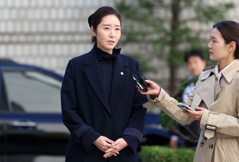 공천헌금 1억원을 수수한 혐의로 기소된 강선우 무소속 의원이 14일 서울 서초구 서울중앙지방법원에서 열린 1심 선고 공판에 출석하며 취재진 질문에 답하고 있다. 공동취재단 제공