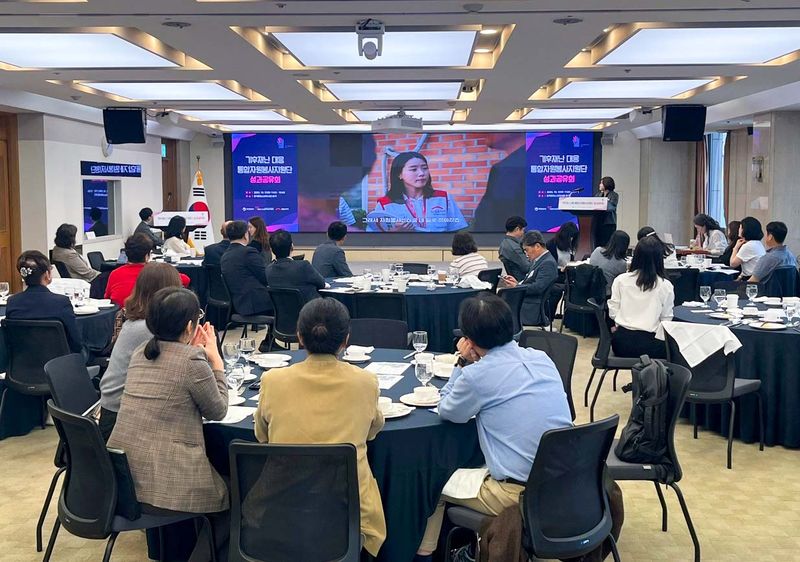 13일 서울 중구 한국프레스센터에서 열린 '2026년 기후재난 대응 통합자원봉사지원단 성과공유회'에서 참석자들이 기후재난 대응 활동 영상을 시청하고 있다. 희망브리지 전국재해구호협회 제공