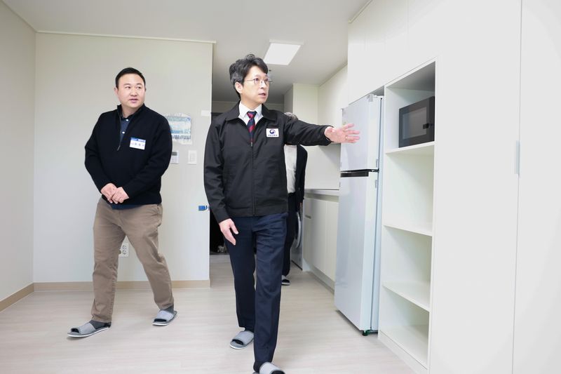 홍지선 국토교통부 장관이 14일 서울 마포구 성산동의 신축 매입 임대주택 현장을 방문해 공급 현황을 점검하고 있다. 사진=뉴시스화상