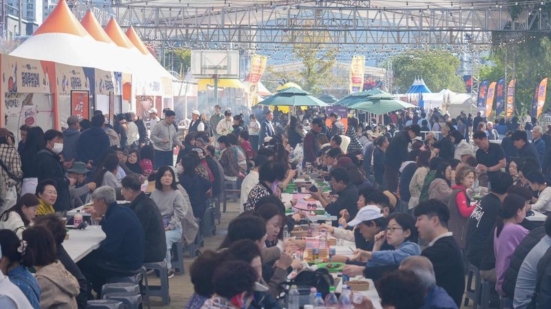 2026 춘천막국수닭갈비축제가 개막한 14일 춘천시 온의동 공지천 산책로 일원 축제장 취식 공간에서 시민과 관광객들이 막국수와 닭갈비를 즐기고 있다. 춘천시 제공