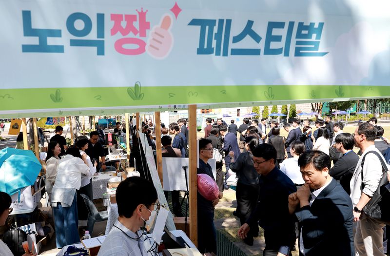서울 중구 서울광장에서 열린 '2026 노인 일자리 주간 노익짱 페스티벌'을 찾은 어르신들과 시민들이 부스를 살펴보고 있다. 2026.9.21 ⓒ 뉴스1 이호윤 기자