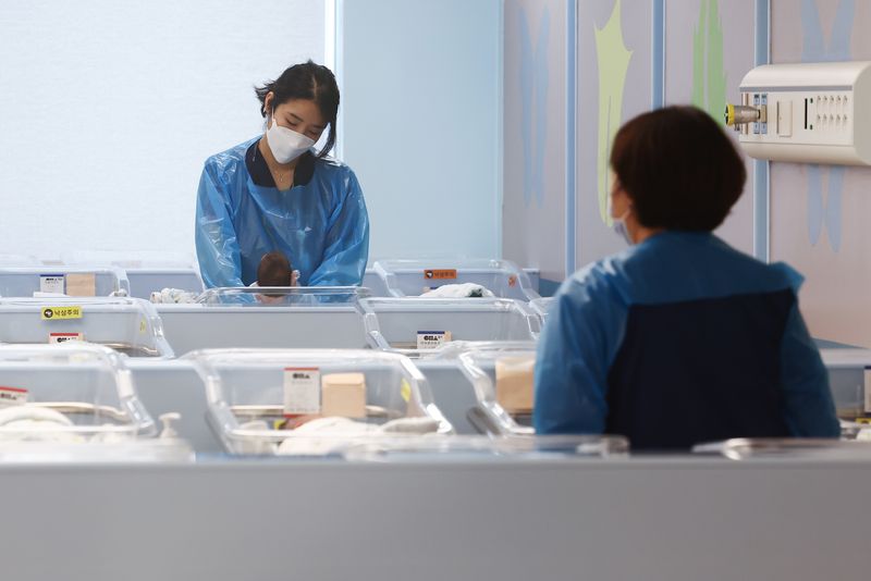 지난 7월 29일 오후 경기 고양시 차의과학대학교 일산차병원 신생아실에서 간호사들이 신생아를 돌보고 있다. 2026.7.29 ⓒ 뉴스1 김민지 기자