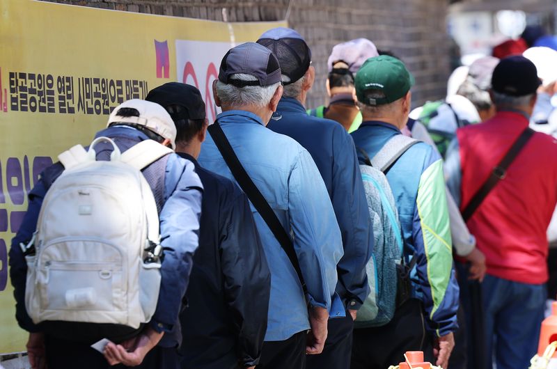 노인의 날인 지난 2일 서울 종로구 탑골공원에서 어르신들이 무료 급식을 받기 위해 길게 줄을 늘어서 있다. 2026.10.2 ⓒ 뉴스1 오대일 기자