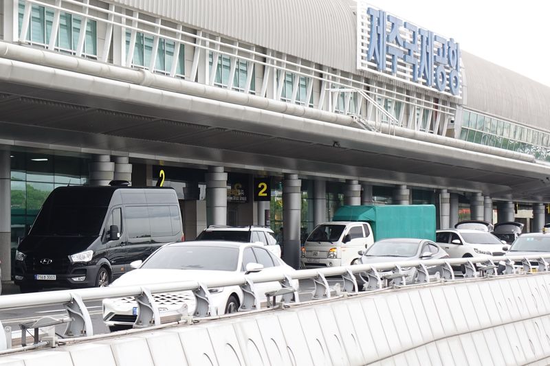 제주국제공항 여객청사 앞 승차장에 차량들이 줄지어 서 있다. 제주도는 밤 9시 이후 도내 택시 운행률이 약 43%에 그치자 15일부터 한 달간 공항 심야택시 운행 보상금을 회당 2200원에서 3700원으로 인상한다. 사진=뉴시스