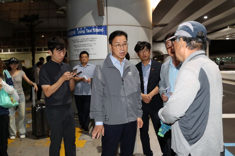지난 9월9일 밤 제주국제공항 택시승차대에서 위성곤 제주도지사(가운데)가 현장 관계자와 심야 교통 운영 상황에 대해 대화하고 있다. 제주도는 15일부터 한 달간 공항 심야택시 운행 보상금을 인상한다. 사진=제주특별자치도