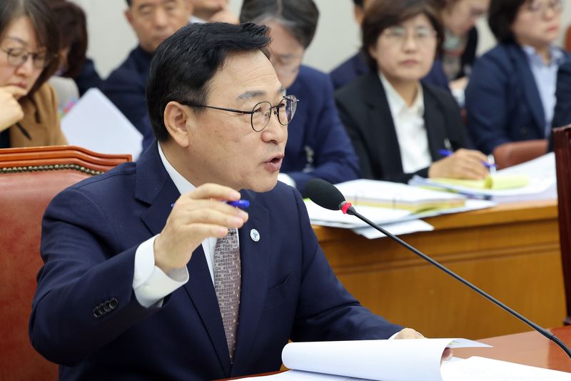 (서울=뉴스1) 황기선 기자 = 정근식 서울시 교육감이 14일 서울 여의도 교육위원회에서 열린 서울교육청 등에 대한 국정감사에서 의원 질의에 답하고 있다. 2026.10.14/뉴스1 /사진=뉴스1화상