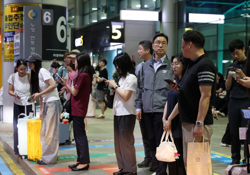 지난 9월9일 밤 제주국제공항 택시승차대 인근에서 여행객들이 짐을 들고 대기하고 있다. 제주도는 택시 공급이 부족한 심야시간대에 공항 운행을 확대하고 11월부터 시외방면 급행버스 3개 노선을 추가할 계획이다. 사진=제주특별자치도