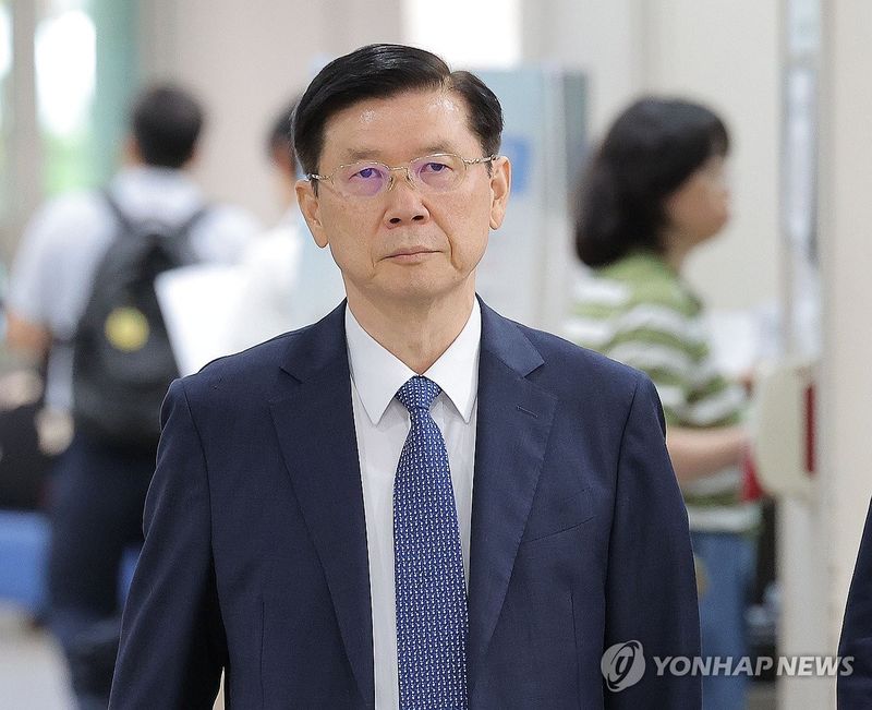 윤석열 전 대통령에 대한 공수처 체포영장 집행을 방해한 혐의로 기소된 박종준 전 경호처장이 지난 7월 9일 서울중앙지방법원에서 열린 특수공무집행 방해 혐의 등 1심 선고 공판에 출석하고 있다. 연합뉴스