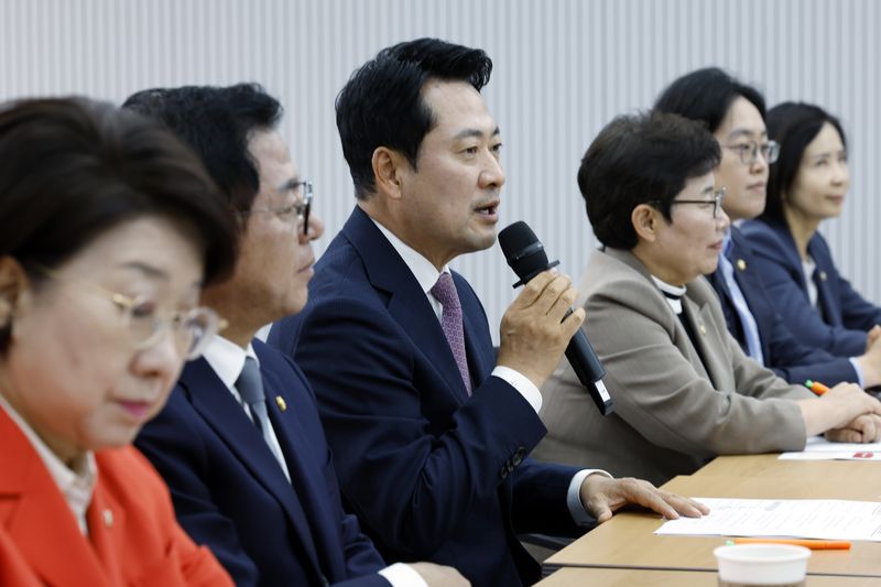 장동혁 국민의힘 대표가 14일 오후 서울 여의도 당사에서 열린 당근위원회 임명장 수여식 및 제1차 회의에서 모두 발언을 하고 있다. 뉴스1