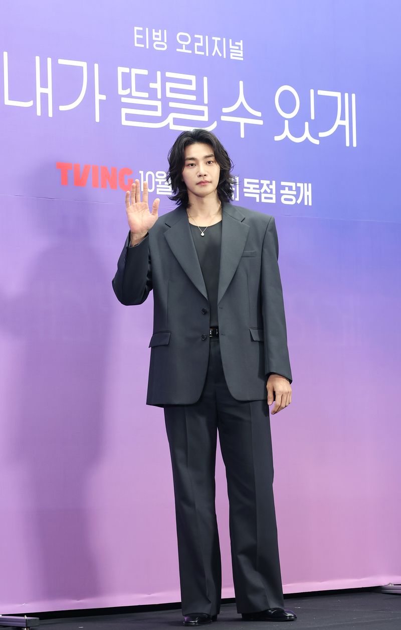 배우 김재영이 14일 서울 마포구 스탠포드호텔에서 열린 티빙 오리지널 드라마 '내가 떨릴 수 있게' 제작발표회에 참석해 포즈를 취하고 있다. '내가 떨릴 수 있게'는 사랑 없이는 관계를 맺지 않는 여자(남지현 분)와 사랑 없이도 관계를 이어갈 수 있는 남자(김재영 분)가 대행사와 광고주 관계로 얽히며 벌어지는 이야기를 그렸다. 2026.10.14 ⓒ 뉴스1 권현진 기자