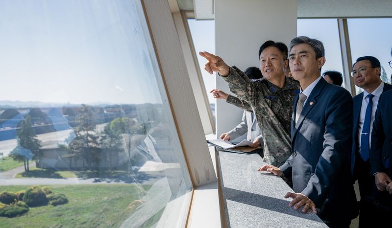 14일 오전, 광주 제1전투비행단을 방문한 강신철 국방부장관이 비상관제탑에서 광주 군공항 부지와 시설현장을 확인하고 있다. 국방부 장관