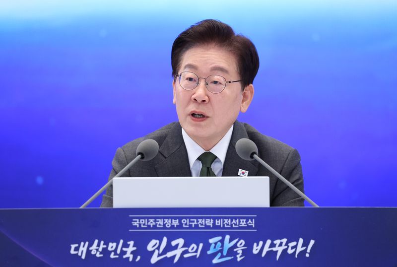 이재명 대통령이 14일 청와대 영빈관에서 열린 국민주권정부 인구전략 비전선포식에서 발언하고 있다. 뉴시스