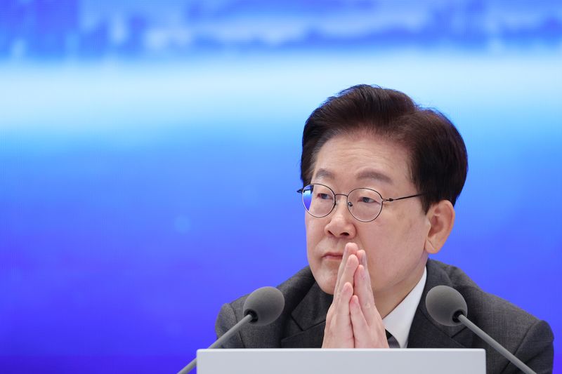 이재명 대통령이 14일 청와대 영빈관에서 열린 국민주권정부 인구전략 비전선포식에서 참석자의 발언을 경청하고 있다. 뉴시스