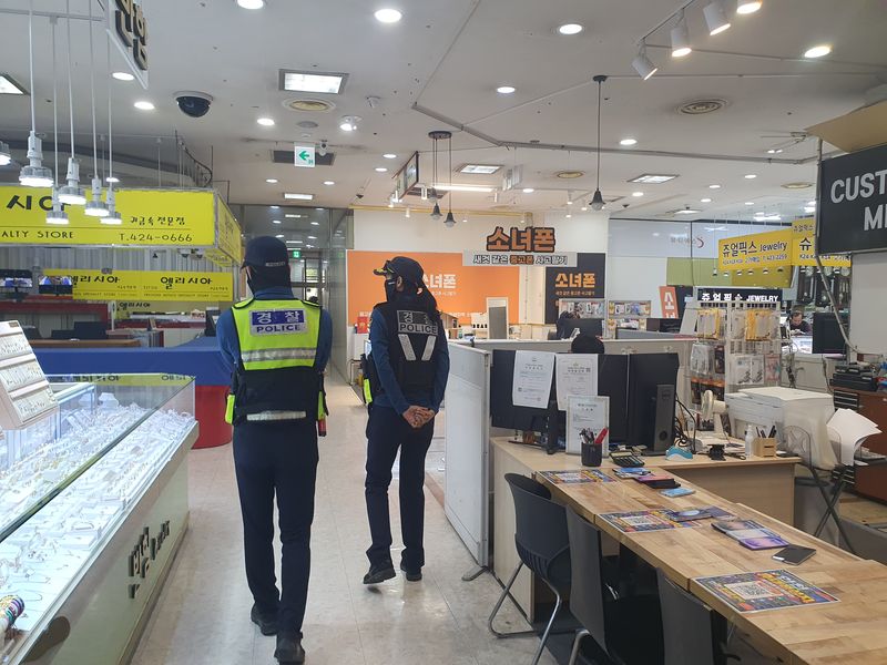 인천 구월동 칼부림 사건 다음날 복합상가 건물에서 경찰관들이 순찰하고 있다. 사진=최승한 기자