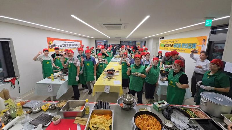 직장·공장새마을운동 대구시협의회가 지난 12일 대구시 서구 중리경로당에서 계명대 새마을동아리 및 외국인 유학생들과 함께하는 '한국의 맛에 세계를 더하다! K-푸드 만들기' 행사를 개최한 뒤 함께 포즈를 취했다. 대구시 새마을회 제공