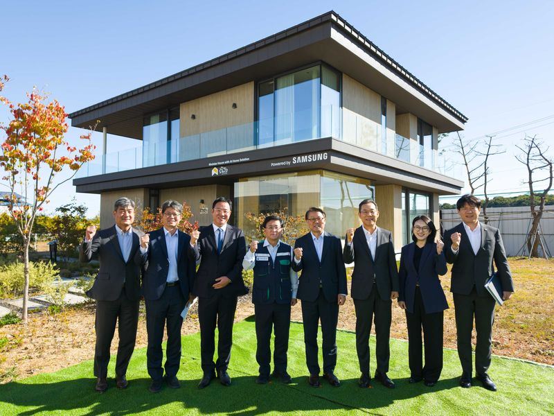 삼성전자가 14일 '삼성 AI 모듈러 홈'에서 히트펌프 기반 냉난방 솔루션 등을 소개했다. 김성환 기후에너지환경부 장관(왼쪽에서 네번째부터), 박승희 삼성전자 CR 담당 사장, 김철기 삼성전자 DA 사업부장. 삼성전자 제공