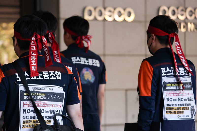 14일 오후 포스코 노조가 2026년도 임금 협상 본교섭을 위해 포스코 포항 본사로 들어가고 있다. 사진=뉴스1