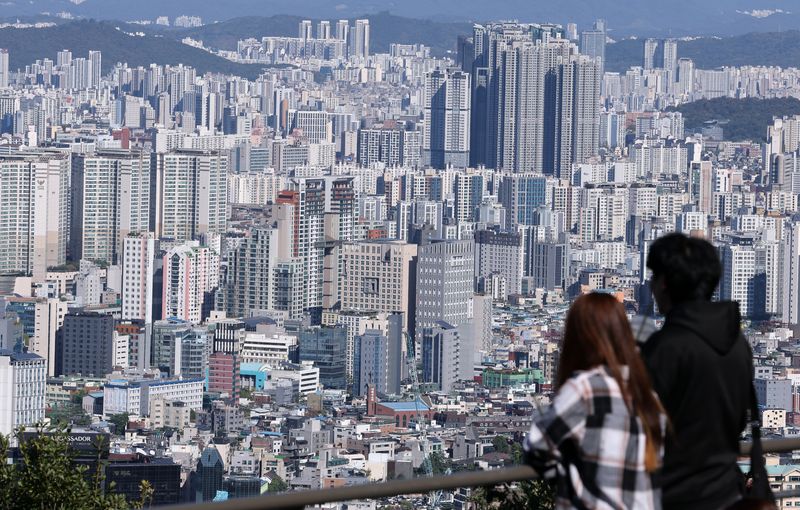 15일 한국은행이 발표한 9월 금융시장 동향에 따르면 수도권 주택거래 둔화와 은행권의 대출 관리 강화 등으로 지난 9월 가계대출 증가 폭이 6000억원 수준으로 떨어졌다. 사진은 지난 14일 서울 남산에서 바라본 서울 아파트 단지. 뉴시스