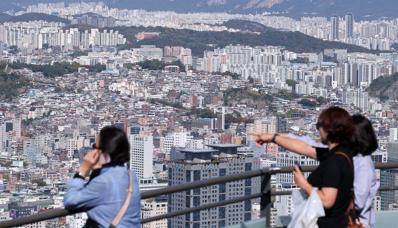 14일 오후 서울 용산구 N서울타워에서 바라본 서울 도심의 아파트 단지와 주택 단지. 사진=뉴시스화상