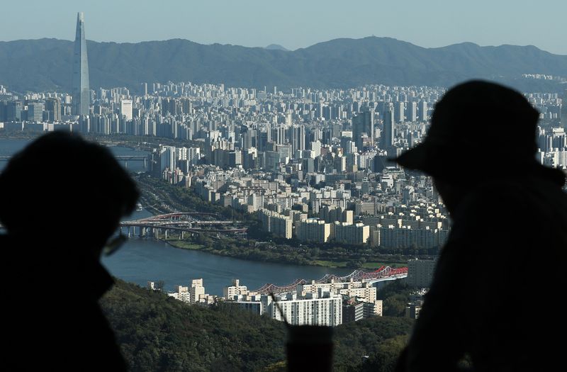 14일 오후 서울 용산구 N서울타워에서 바라본 서울 도심의 아파트 단지. 한국부동산원에 따르면 10월 첫째 주 서울 아파트 매매 가격은 정부의 10.15 부동산 대책 발표 직후인 지난해 10월 셋째 주보다 10.41% 상승했다. 같은기간 전셋값도 9.96% 올랐다.사진=뉴시스화상