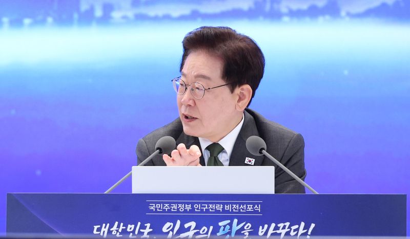 이재명 대통령이 14일 청와대 영빈관에서 열린 국민주권정부 인구전략 비전선포식에서 발언하고 있다. 뉴시스