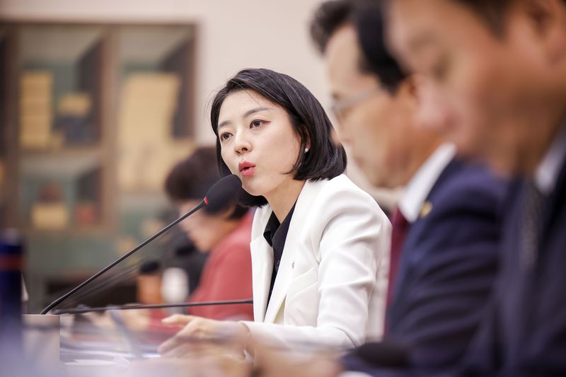 배현진 국민의힘 의원이 14일 서울 여의도 국회에서 열린 문화체육관광위원회의 한국관광공사 등 문화체육관광부 산하 공공기관 및 유관기관 국정감사에서 황교익 한국문화관광연구원장에게 질의하고 있다. /사진=뉴시스