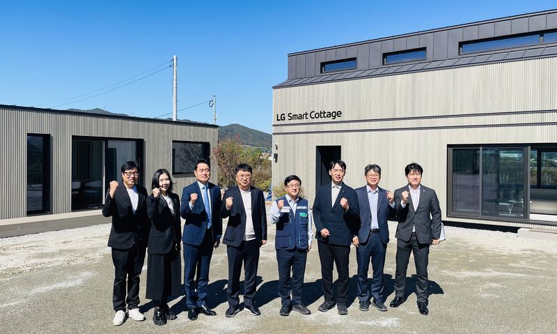 LG전자가 14일 충북 진천군에 위치한 ‘LG 스마트코티지 빌리지’에서 김성환 기후에너지환경부 장관에게 AI 가전과 냉난방공조(HVAC), 에너지 기술을 결합한 주거 솔루션을 소개했다. 백승태 LG전자 HS사업본부장(왼쪽에서 네번째부터), 김성환 기후에너지환경부 장관, 조연우 LG 스마트코티지 대표. LG전자 제공