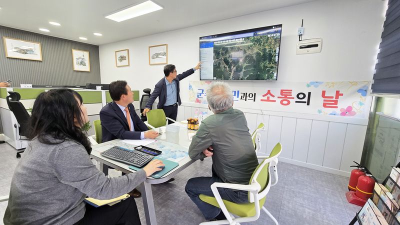신영재 홍천군수가 14일 홍천전통시장 내 홍천 이음터에서 군수와 군민과의 소통의 날을 운영했다. 홍천군 제공