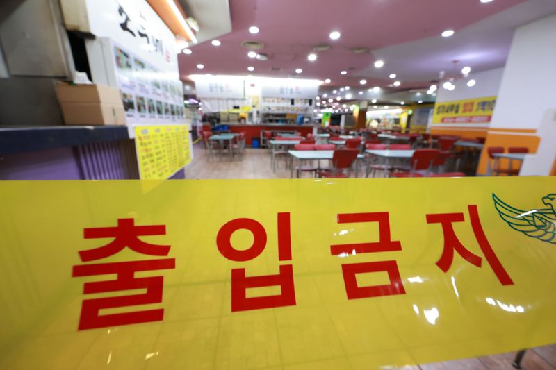 13일 인천 남동구 홈플러스 푸드코트에서 흉기 난동 사건이 발생했다. 경찰과 소방당국에 따르면 A씨가 휘두른 흉기에 1명이 심정지 상태에 빠지는 등 마트 및 영화관 이용객 6~8명이 크고 작은 부상을 입은 것으로 파악됐다. 2026.10.13 ⓒ 뉴스1 이호윤 기자
