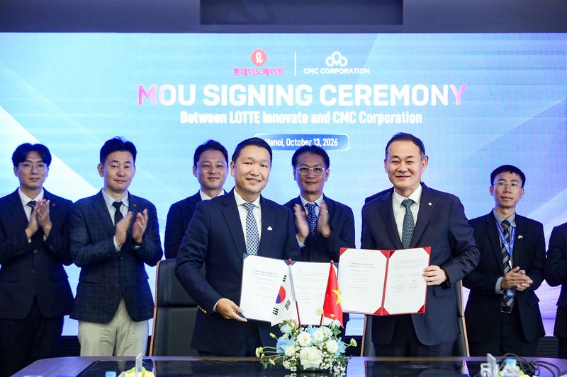 롯데이노베이트 박종표 BX사업본부장(가운데 오른쪽)과 CMC Corporation 당 둥 선 최고경영자(CEO)가 양사의 전략적 사업 협력을 위한 업무협약(MOU) 후 기념 촬영하고 있다. 롯데이노베이트 제공