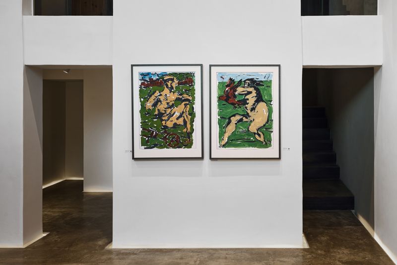 서울 종로구 부암동 갤러리 P&R에 전시된 마르쿠스 뤼퍼츠의 'Ohne Titel (Michael Engel)' 작품들. 왼쪽부터 2024년작, 2025년작이다. 갤러리 P&R 제공