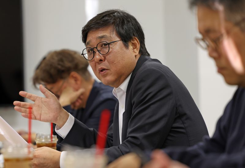 최휘영 문화체육관광부 장관이 14일 서울 종로구 국립현대미술관 서울관에서 문화예술정책자문위원회 웹툰 분과 제4차 회의를 주재하고 있다. 문체부 제공