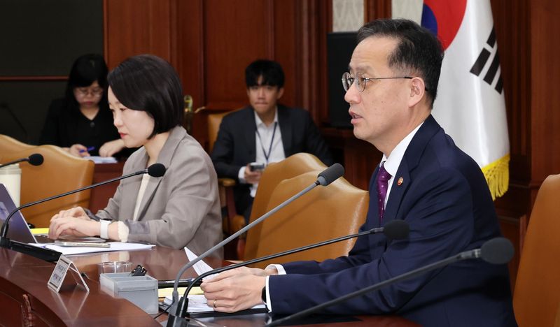 이형일 부총리 겸 재정경제부 장관(오른쪽)이 14일 정부서울청사에서 비상경제본부 회의, 경제관계장관회의 겸 서비스산업발전 태스크포스(TF)를 주재하고 있다. 뉴스1