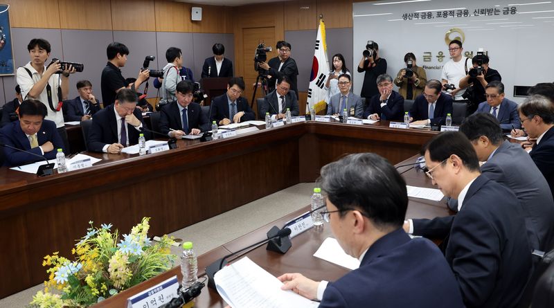 [서울=뉴시스] 박영태 기자 = 4일 오후 서울 종로구 정부서울청사에서 열린 최근 침해위협 대응 전금융권 긴급 점검회의에서 이억원 금융위원장이 모두발언을 하고 있다. 2026.10.04. since1999@newsis.com