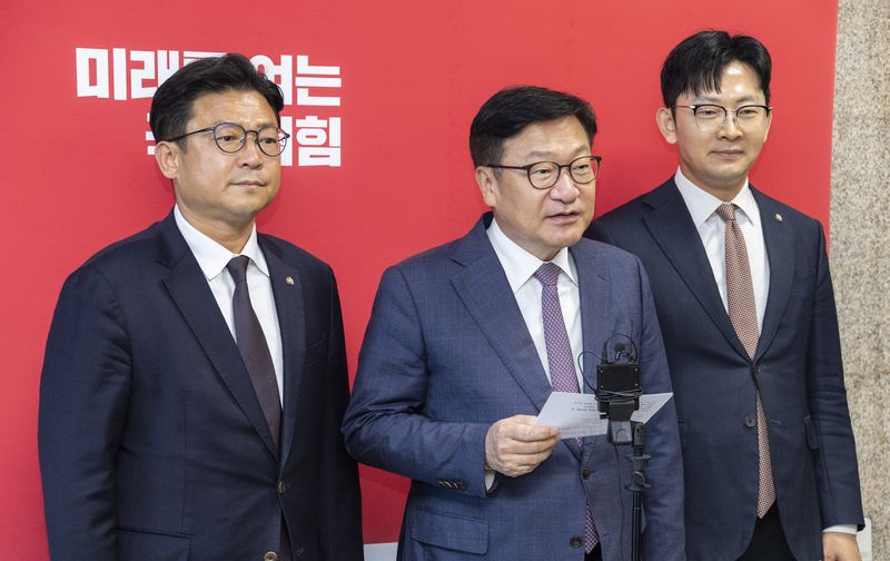 국민의힘 정점식 원내대표(오른쪽)가 14일 국회에서 임광현 신임 대통령 비서실장 임명에 대한 입장을 밝히고 있다. 연합뉴스