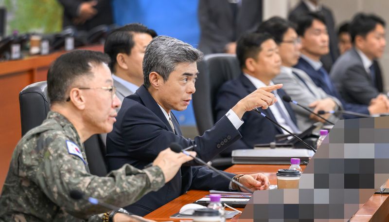 14일 오후, 강신철 국방부장관이 육군 지상작전사령부를 방문하여 군사대비태세를 점검하고 있다. 국방부 제공