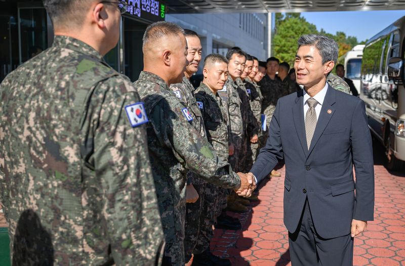 14일 오후, 육군 지상작전사령부를 방문한 강신철 국방부장관이 부대 장병들을 격려하고 있다. 국방부 제공
